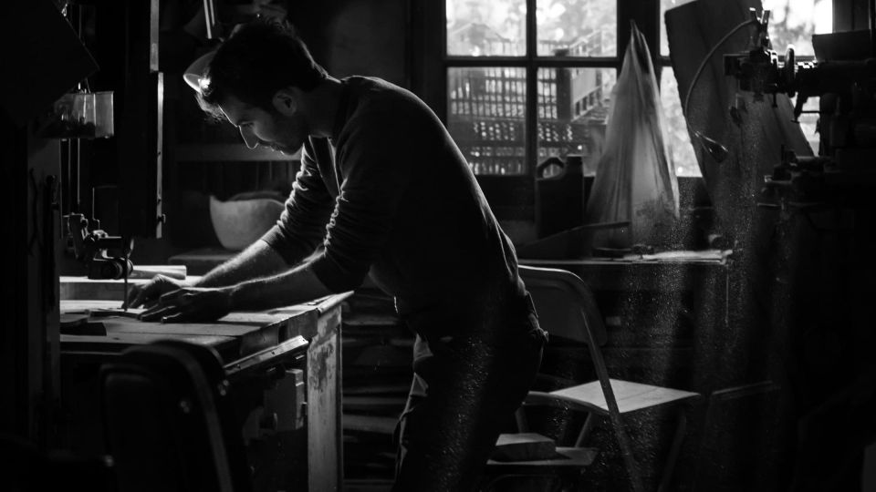 Guillaume Dubosq dans son atelier - Le travail artisanal du Bois d'olivier