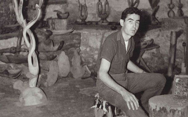 Pierre Dubosq dans son atelier en 1958 - Le travail du Bois d'olivier