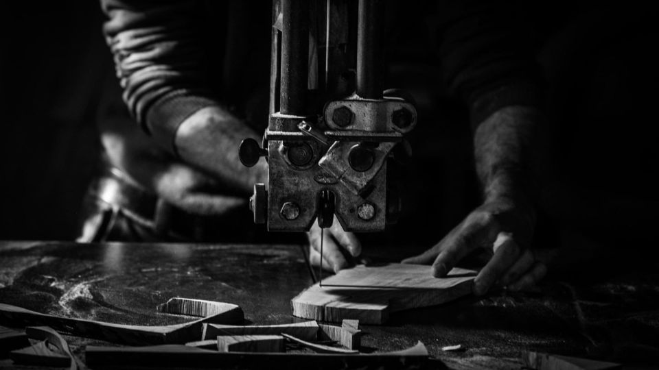 Guillaume Dubosq découpant une planchette en bois d'olivier dans son atelier