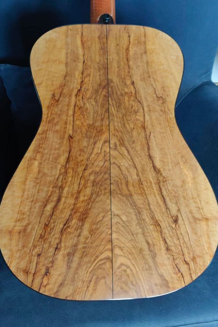 Le violon en bois d'olivier réalisé par Guillaume Dubosq - Vue face